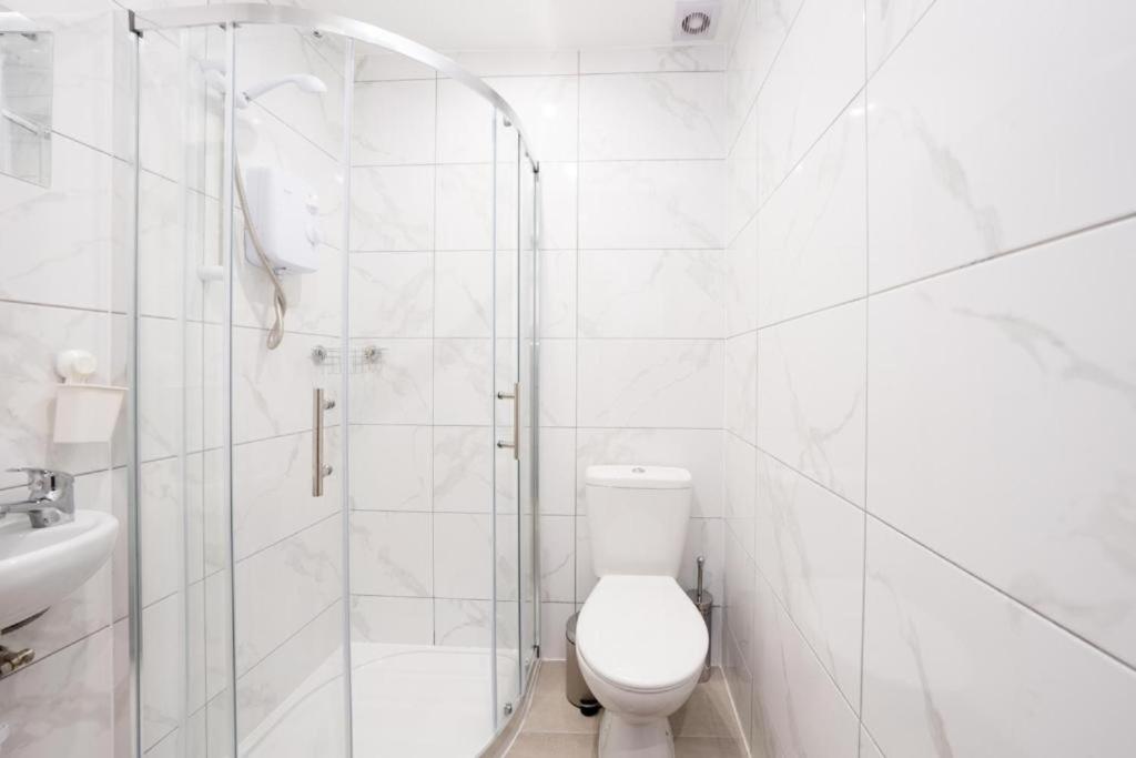 Heathrow Guest House - Oakway Feltham Экстерьер фото