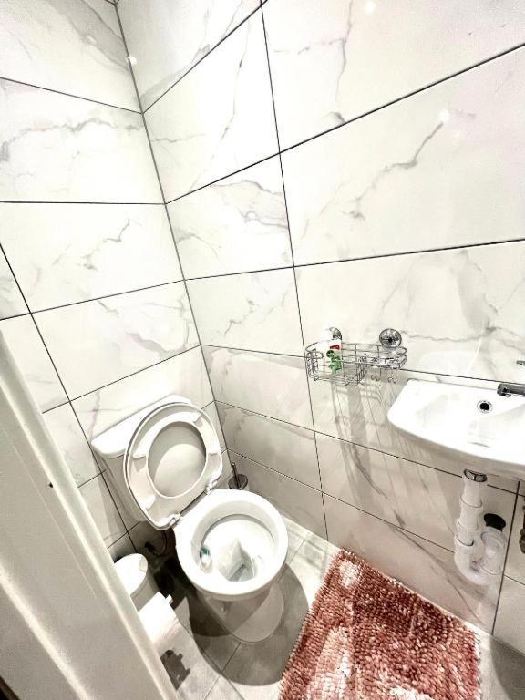 Heathrow Guest House - Oakway Feltham Экстерьер фото