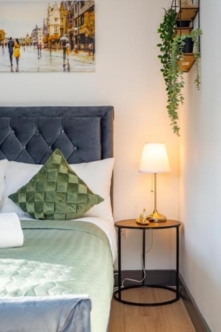 Heathrow Guest House - Oakway Feltham Экстерьер фото