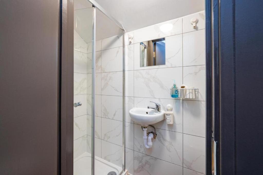 Heathrow Guest House - Oakway Feltham Экстерьер фото